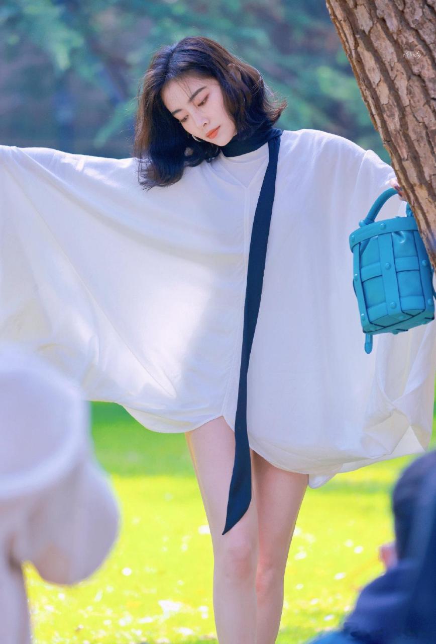 许佳琪春日外景拍摄这套衣服算是把腿展示的明明白白了