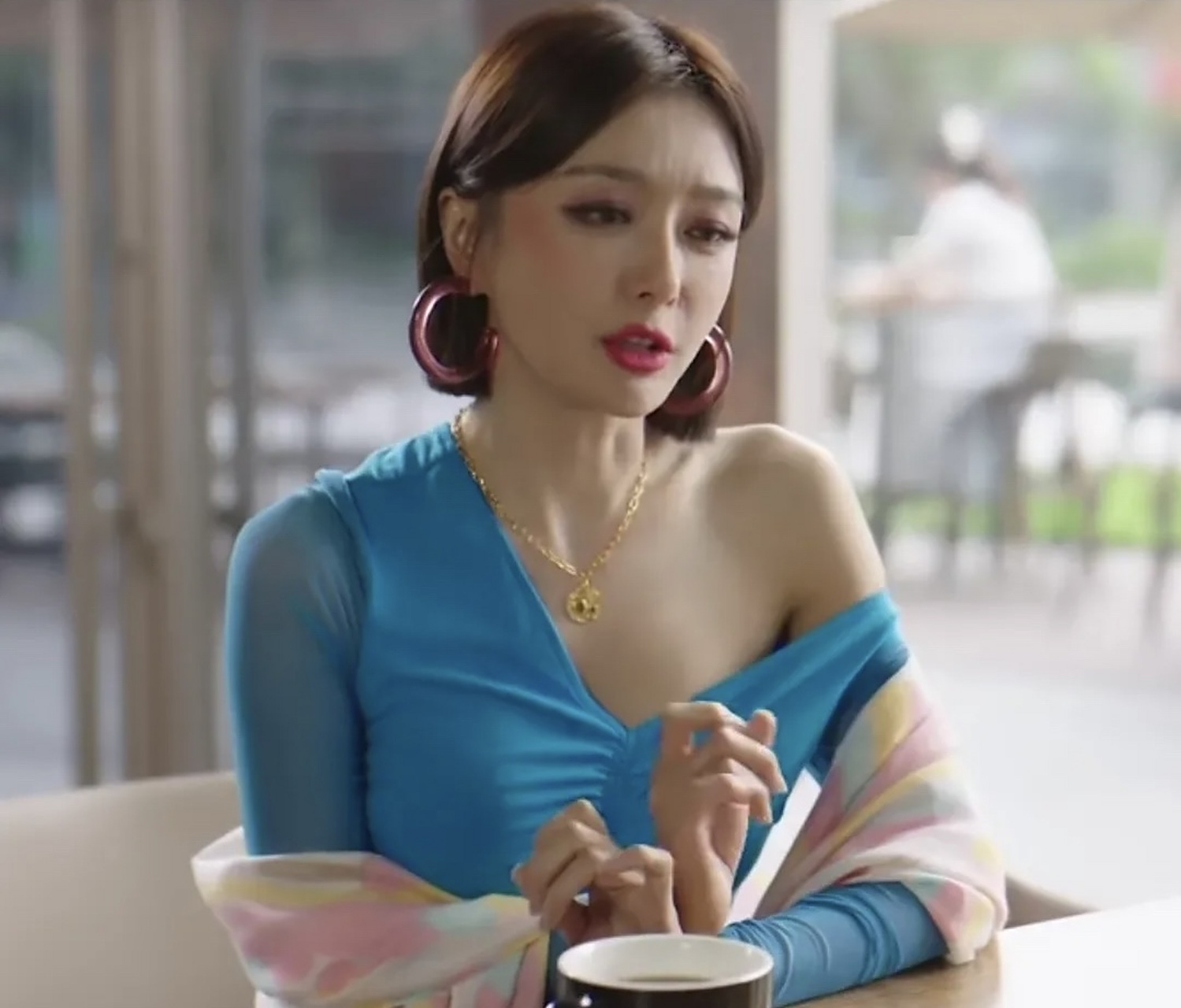 秦岚:闪耀中的永恒魅力,43岁依旧动人如初  相信近期热播的电视剧《在