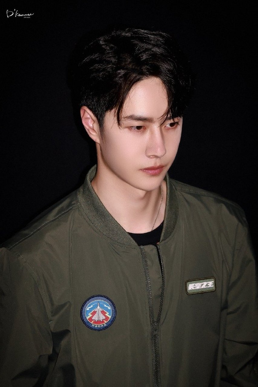 王一博公司自打上市成功,他这顶梁柱的风头可是吸引了不少人的关注,枪