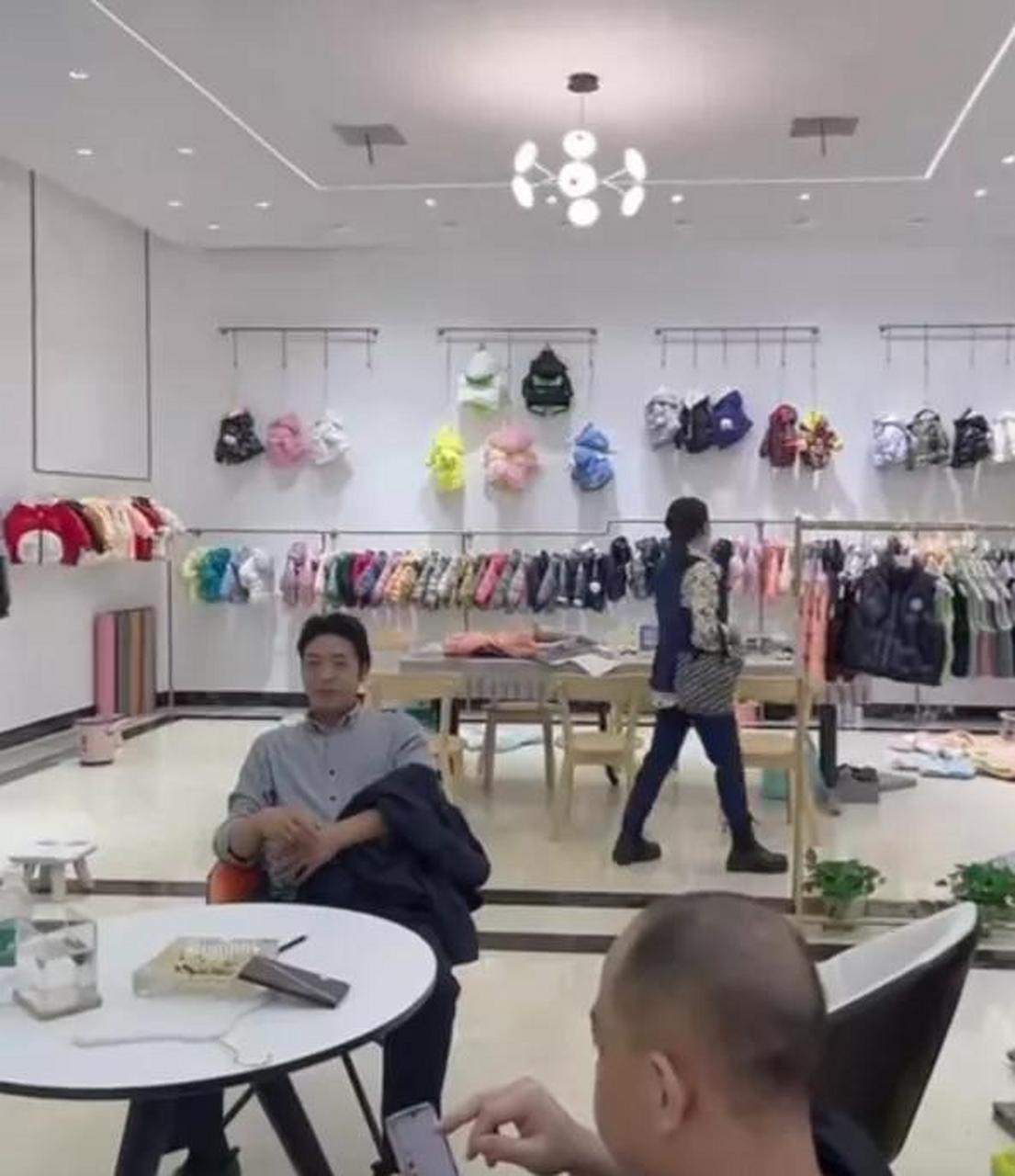 百家号星火计划# 许妈姚爸在童装店给奇奇悦悦挑选衣服!