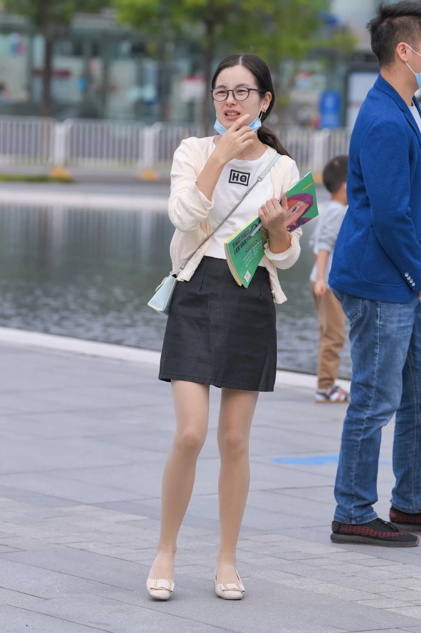 街拍美女# #街拍养眼美女# 肉丝补课老师