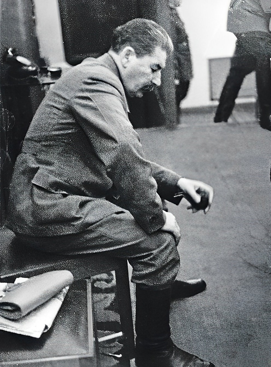 得知德国对苏联发动闪电战后,朱可夫和铁木辛哥来到斯大林的办公室.