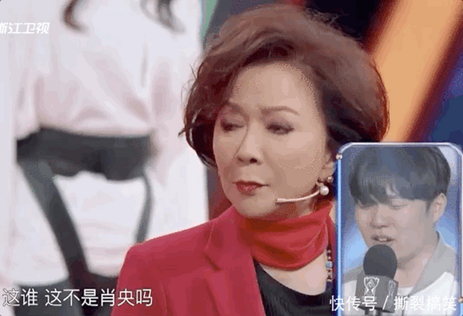 蔡明与潘长江,穆雪峰一起表演小品《车站奇遇》.