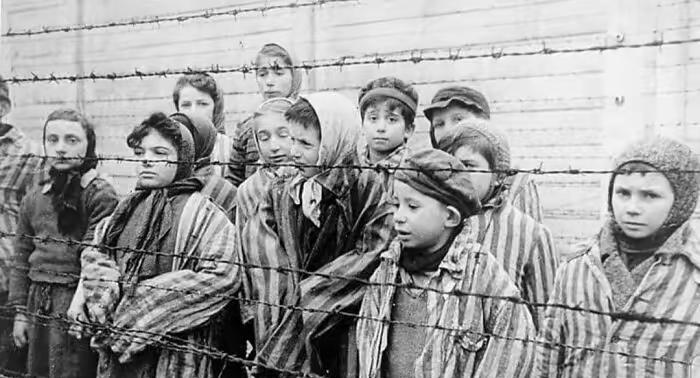 1945年1月27日,奥斯威辛集中营解放,这些孩子是大屠杀的幸存者
