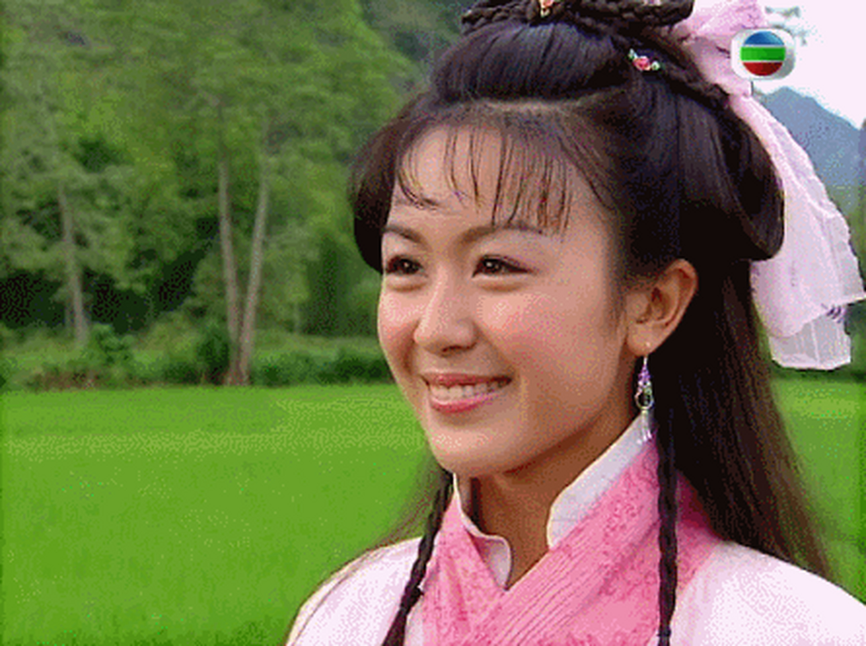 童星出道的港星唐宁,长相甜美可爱,又有些冷冷的气质,所以她演得了