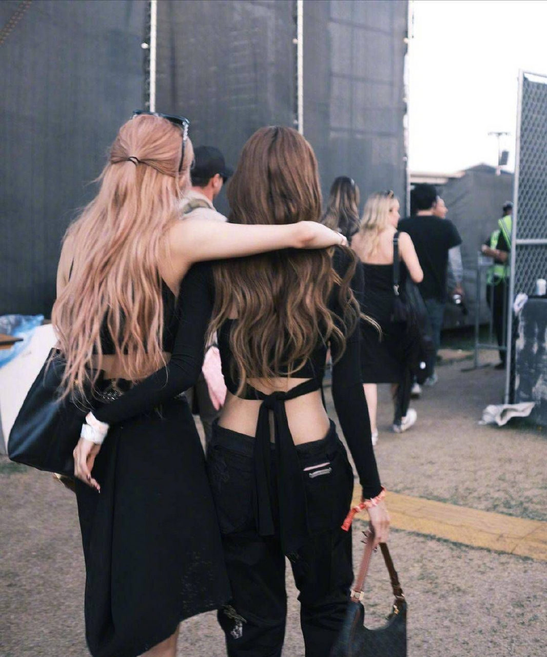 朴彩英与lisa在科切拉音乐节的合照,这两位美女贴脸亲亲,感情超级好.