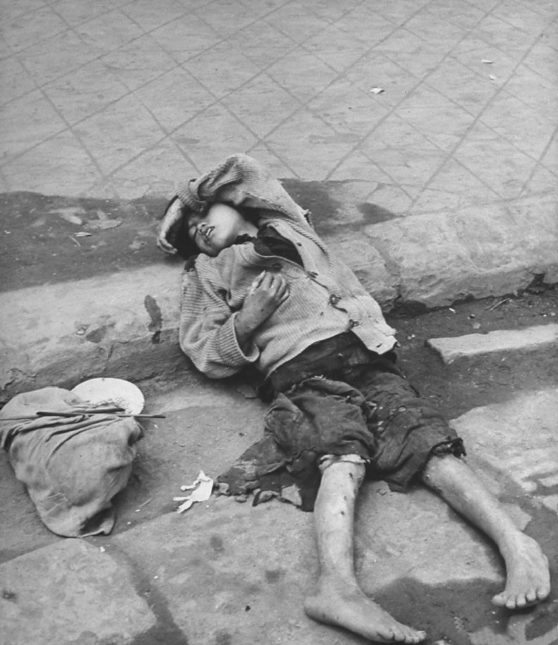 1942年闹饥荒,秋玲把两岁的儿子田四送给了本家杨桂生,杨桂生说:"你