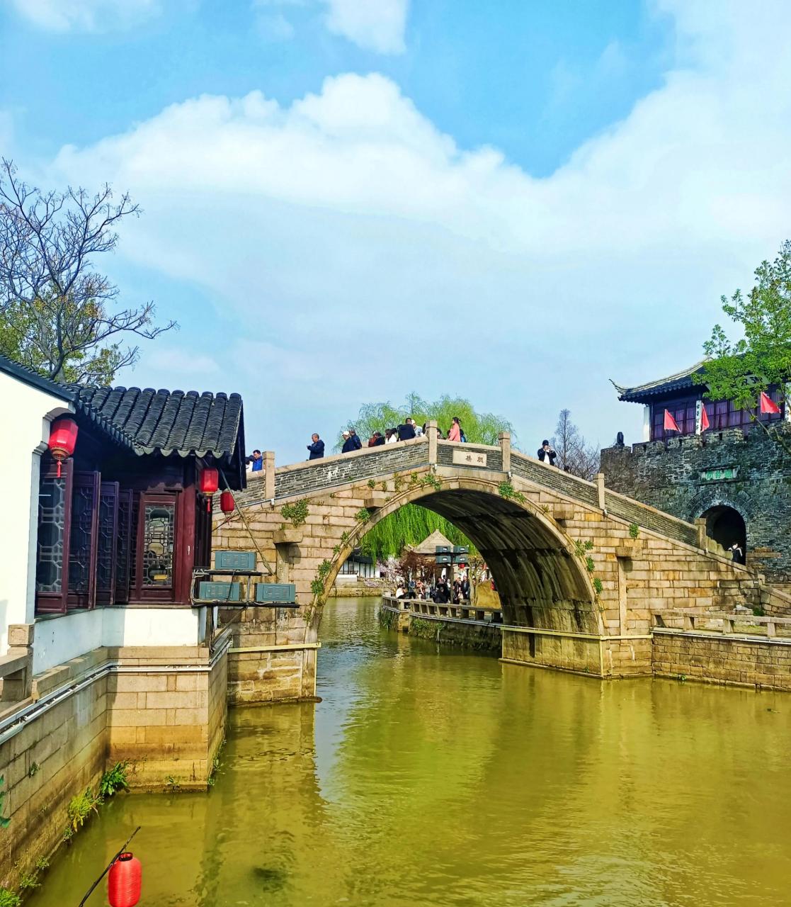 在枫桥景区 姑苏水上游 东桥听评弹 枫桥景区人文历史深厚 自然风光