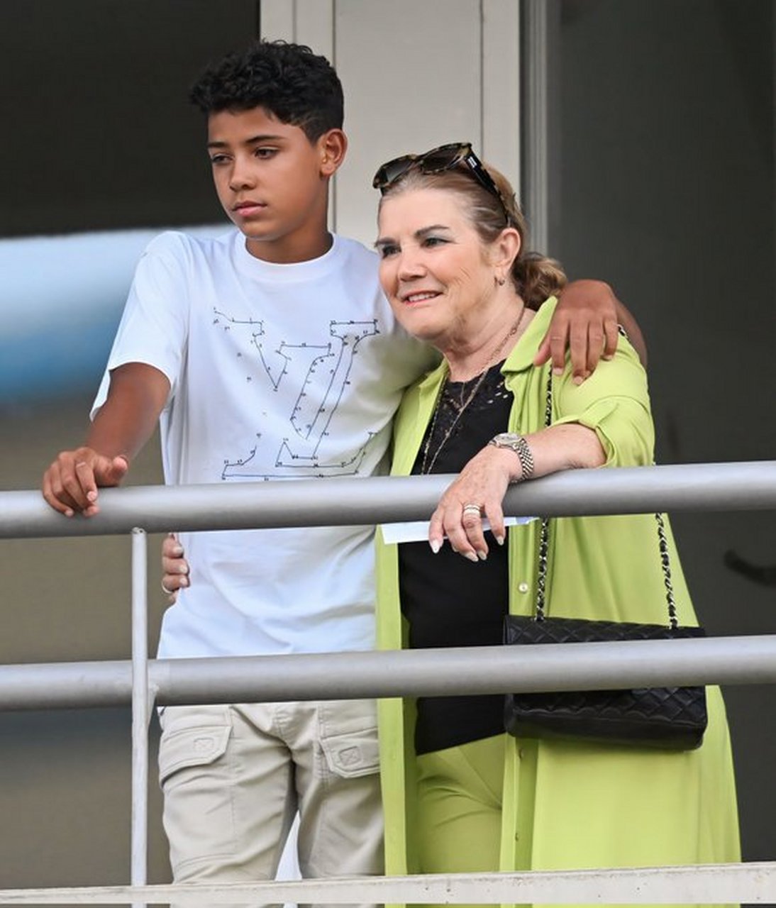 迷你罗和奶奶与一起观看c罗的比赛,迷你罗长得好高啊