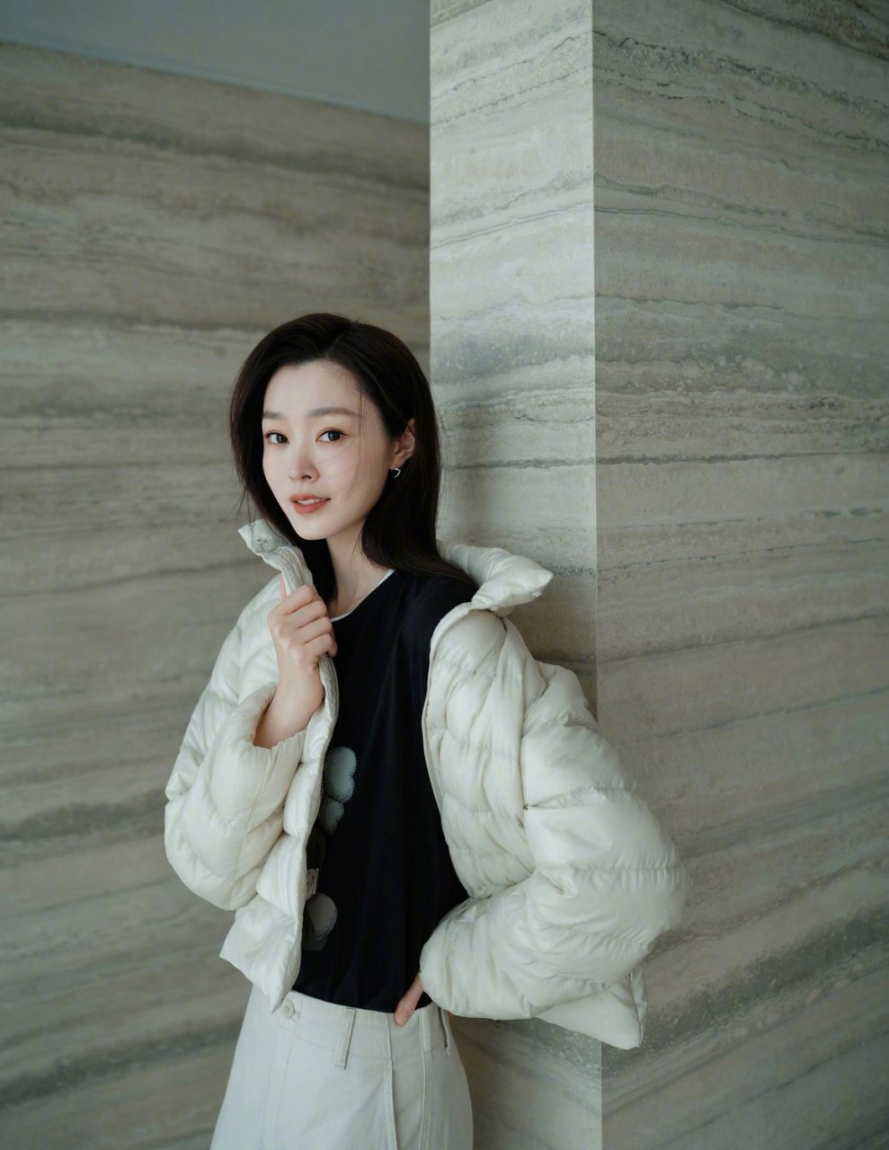 宋轶最新造型来啦,一身白色羽绒服简约又时尚,每一帧都美得很超过已经