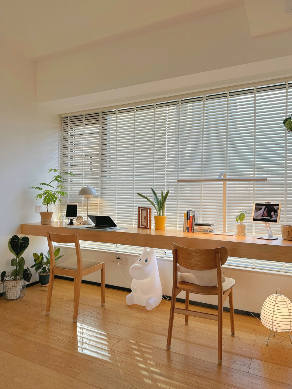 书房做了一个3m的超长书桌 阳光洒进来的时候,心情也会被治愈 好喜欢