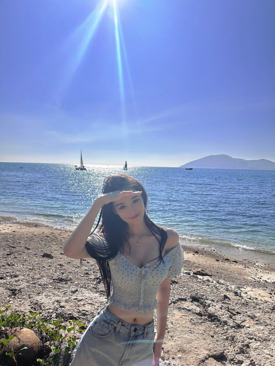 张馨予# #明星#  张馨予晒度假照,碎花露肩上衣搭配蓝色短牛仔裤