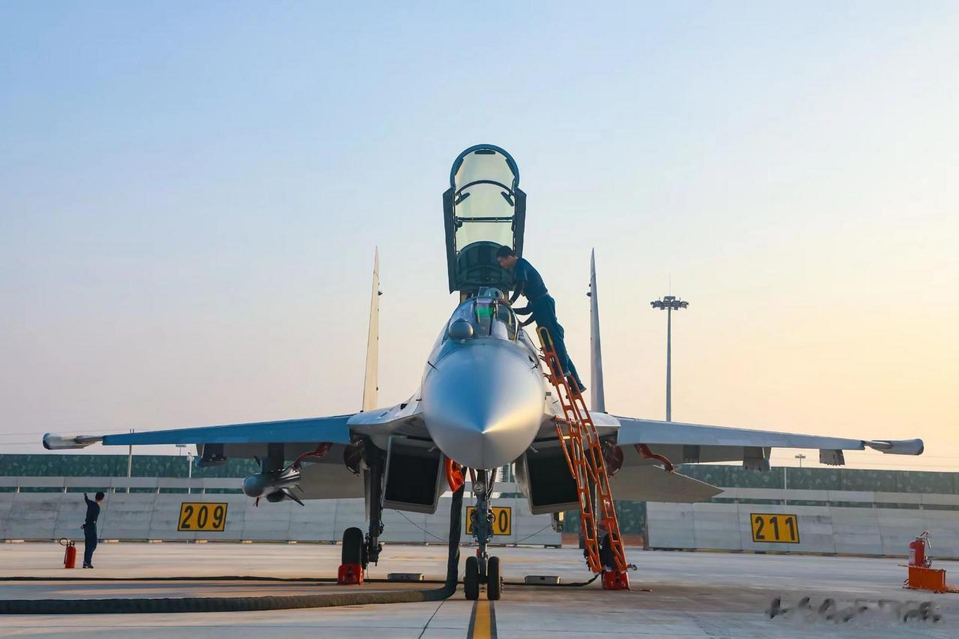 罕见场景,"东部战区"发布了歼-16战斗机挂载和发射鹰击-83k反舰导弹的