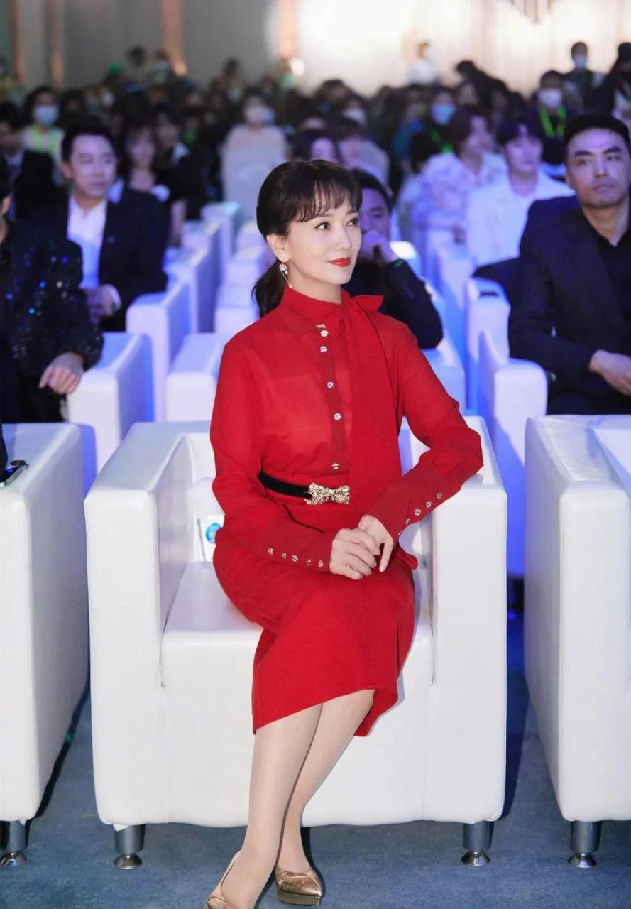 赵雅芝贾乃亮"母子"同框,相差31岁像姐弟,68岁佘太君与杨六郎相遇