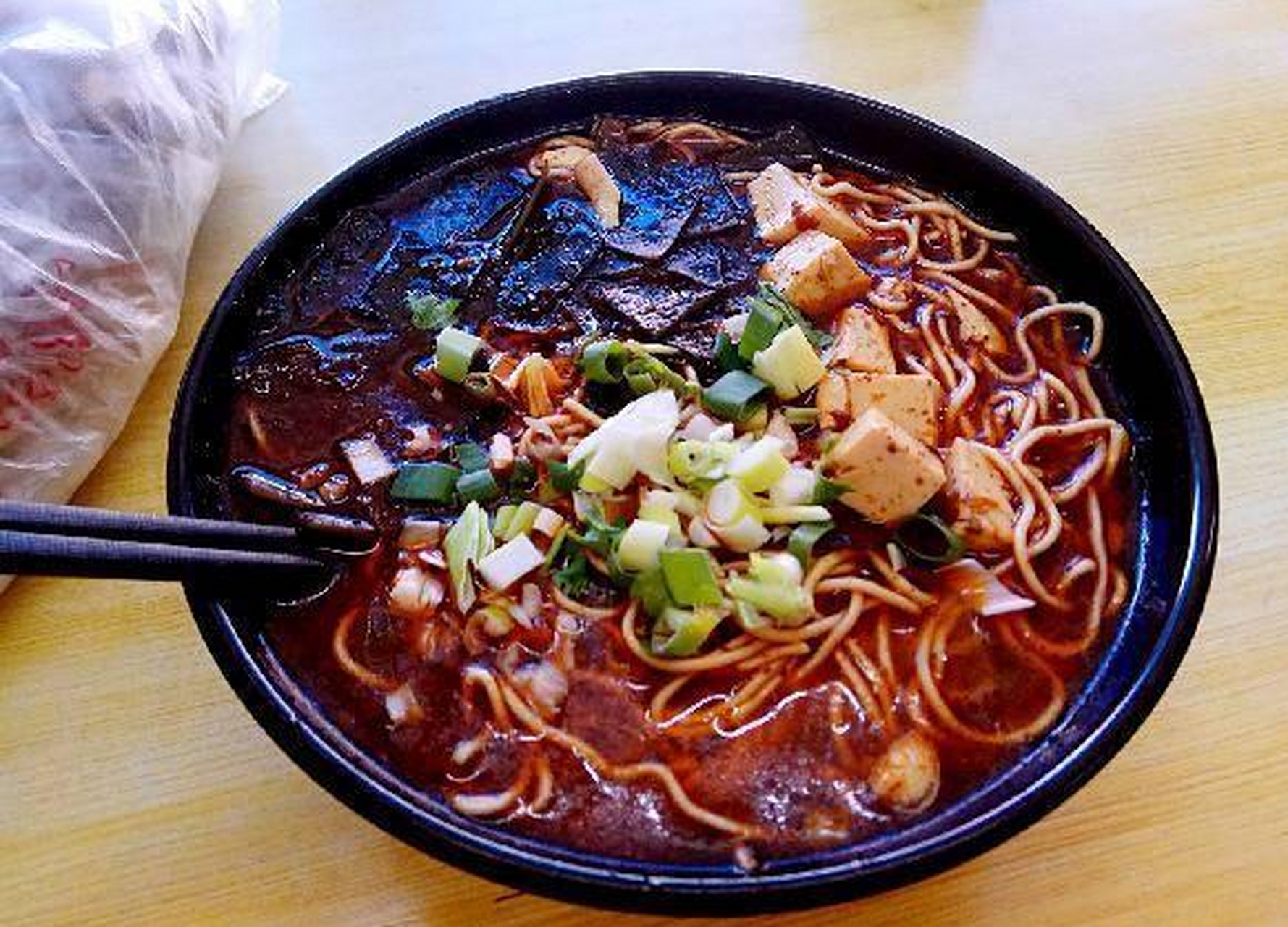 襄樊豆腐面是湖北襄阳地道的传统小吃,襄阳豆腐面也叫窝子面和牛油面