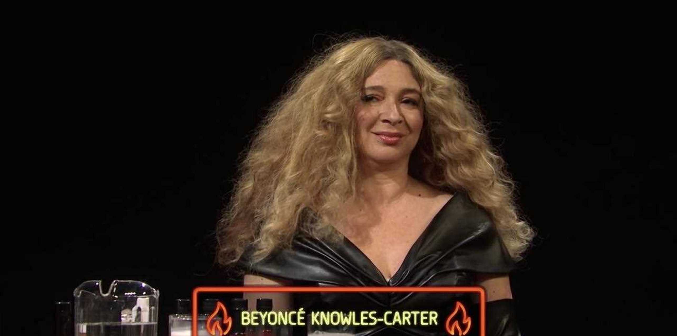 玛雅·鲁道夫(maya rudolph)在《周六夜现场》(snl)的照片中模仿她的