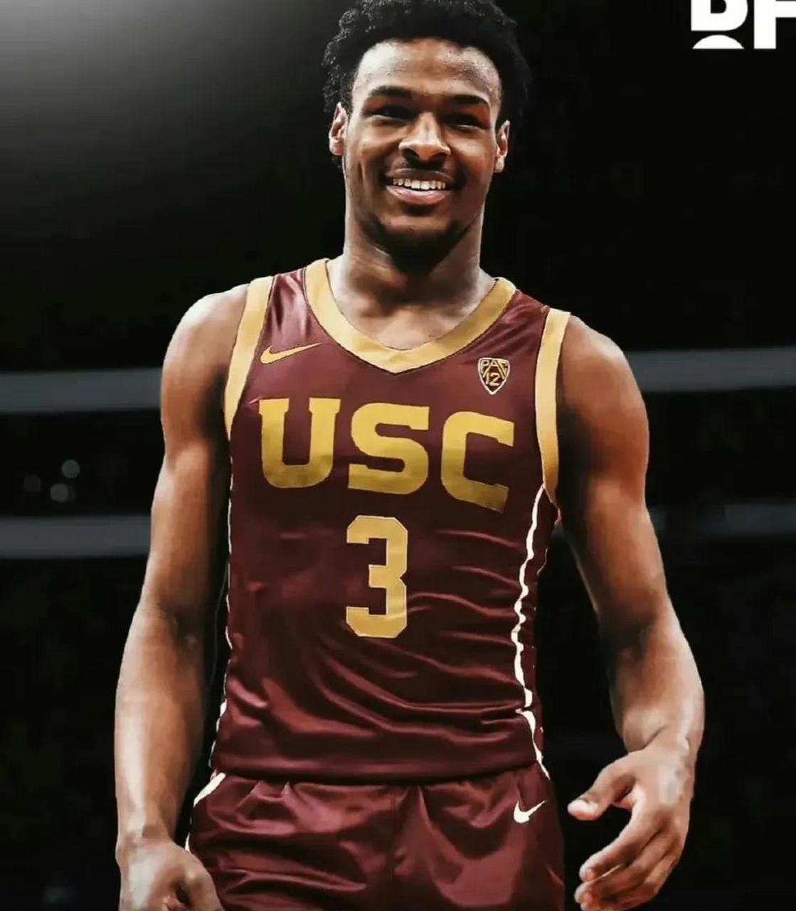 身高193,臂展210的布朗尼被看好在首轮第10顺位被选中,高中毕业后多