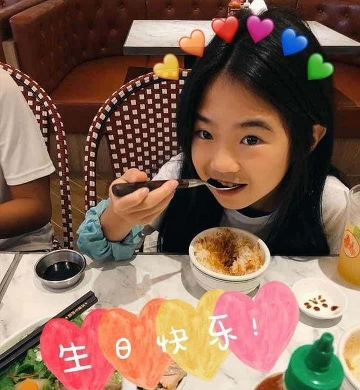 昨晚,歌手曹格和老婆吴速玲为女儿grace庆祝十周岁生日,发出多张grace