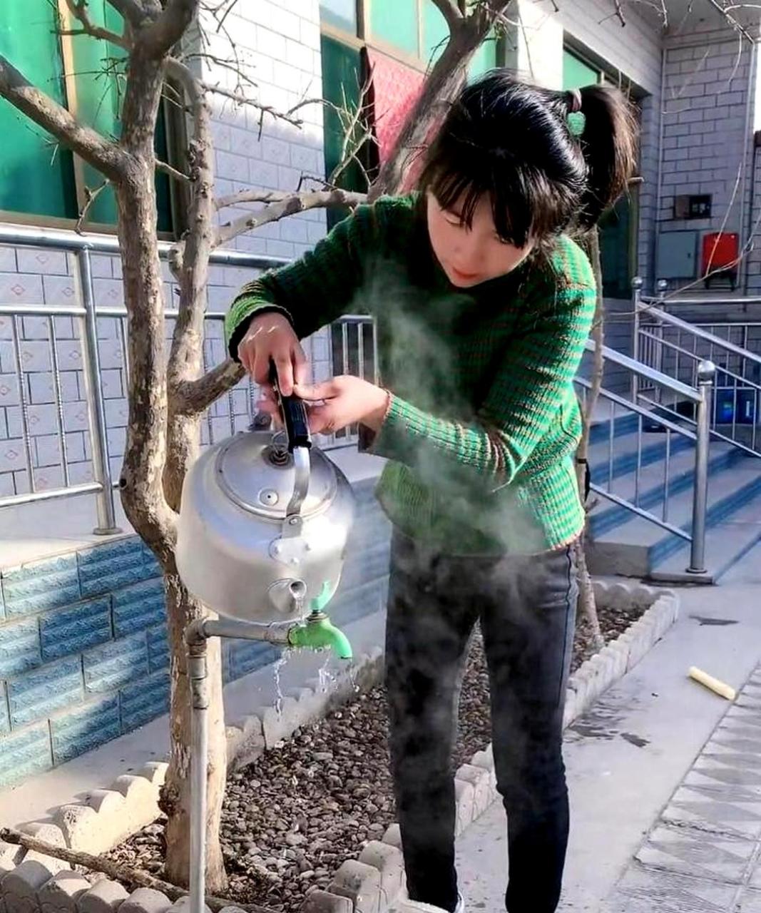 水管已经被冻住了,即使用开水浇了三个小时也没有解冻,有什么其他的