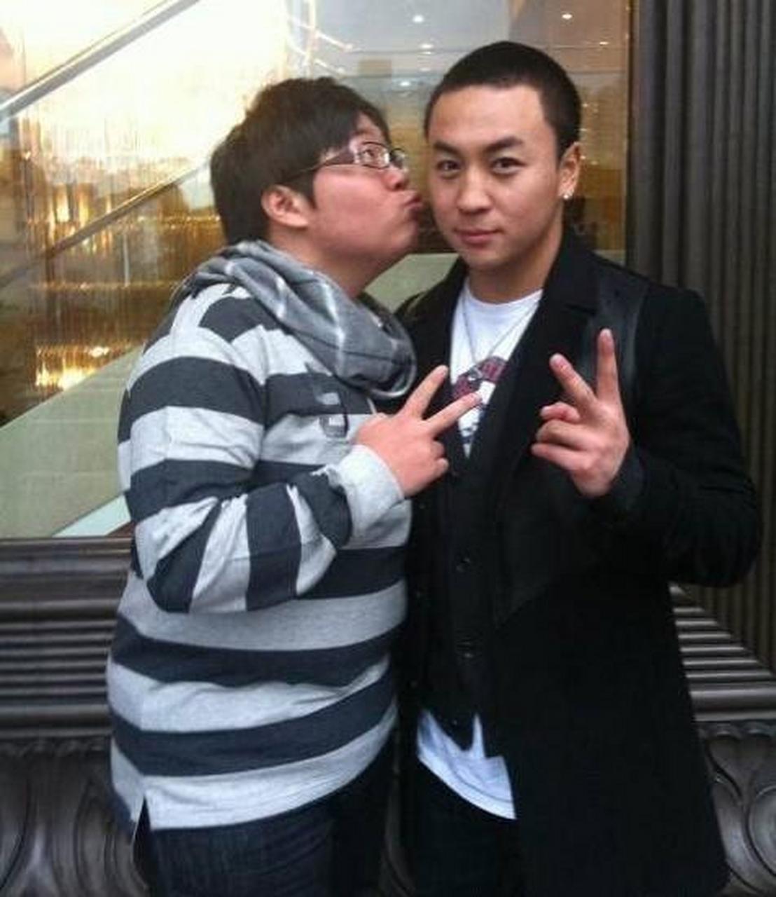 释小龙晒与郝劭文合照庆祝儿童节,近日释小龙在社交平台上分享与