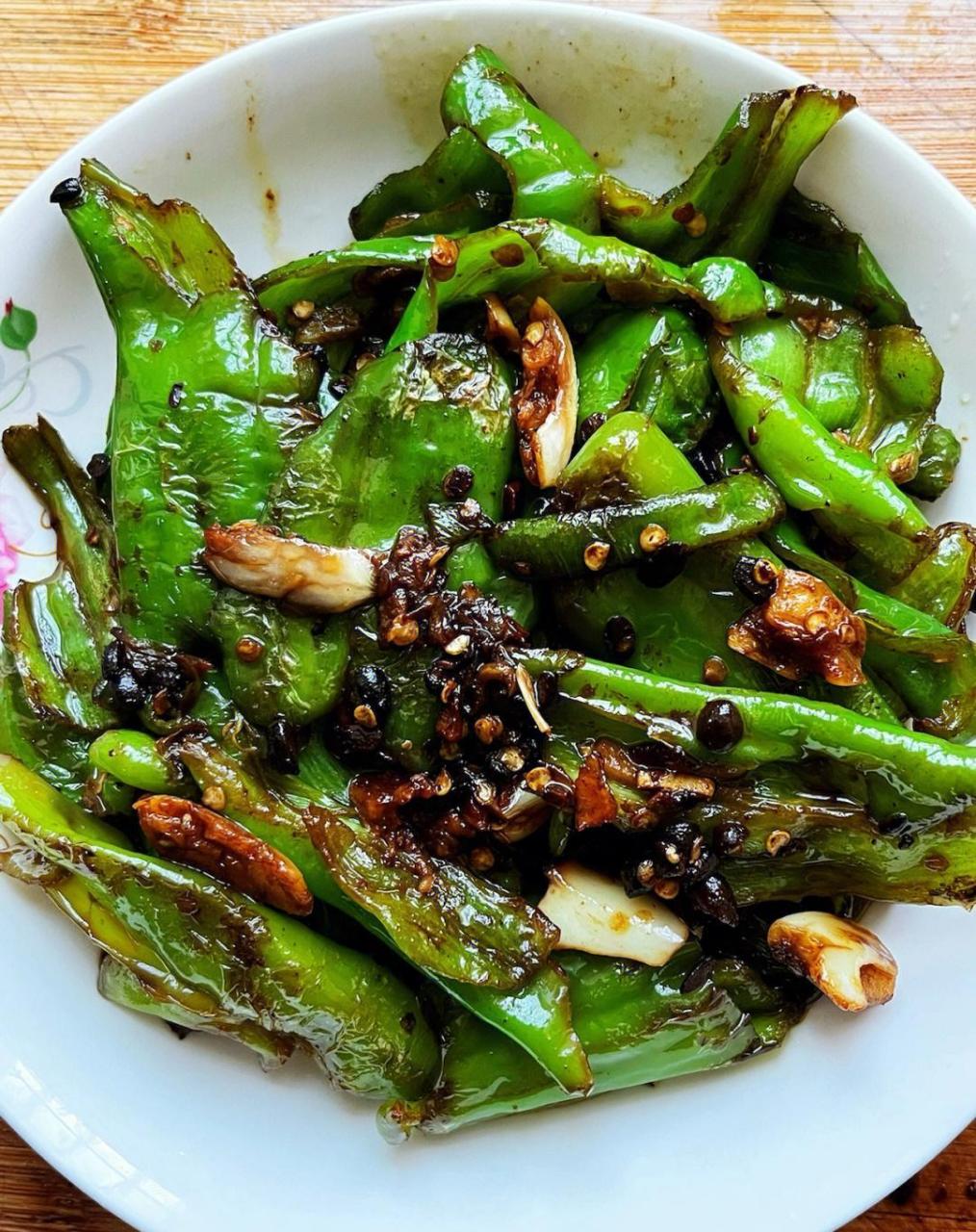 996993做法 115辣椒拍烂去籽撕成小块,豆豉大蒜子生姜切碎.