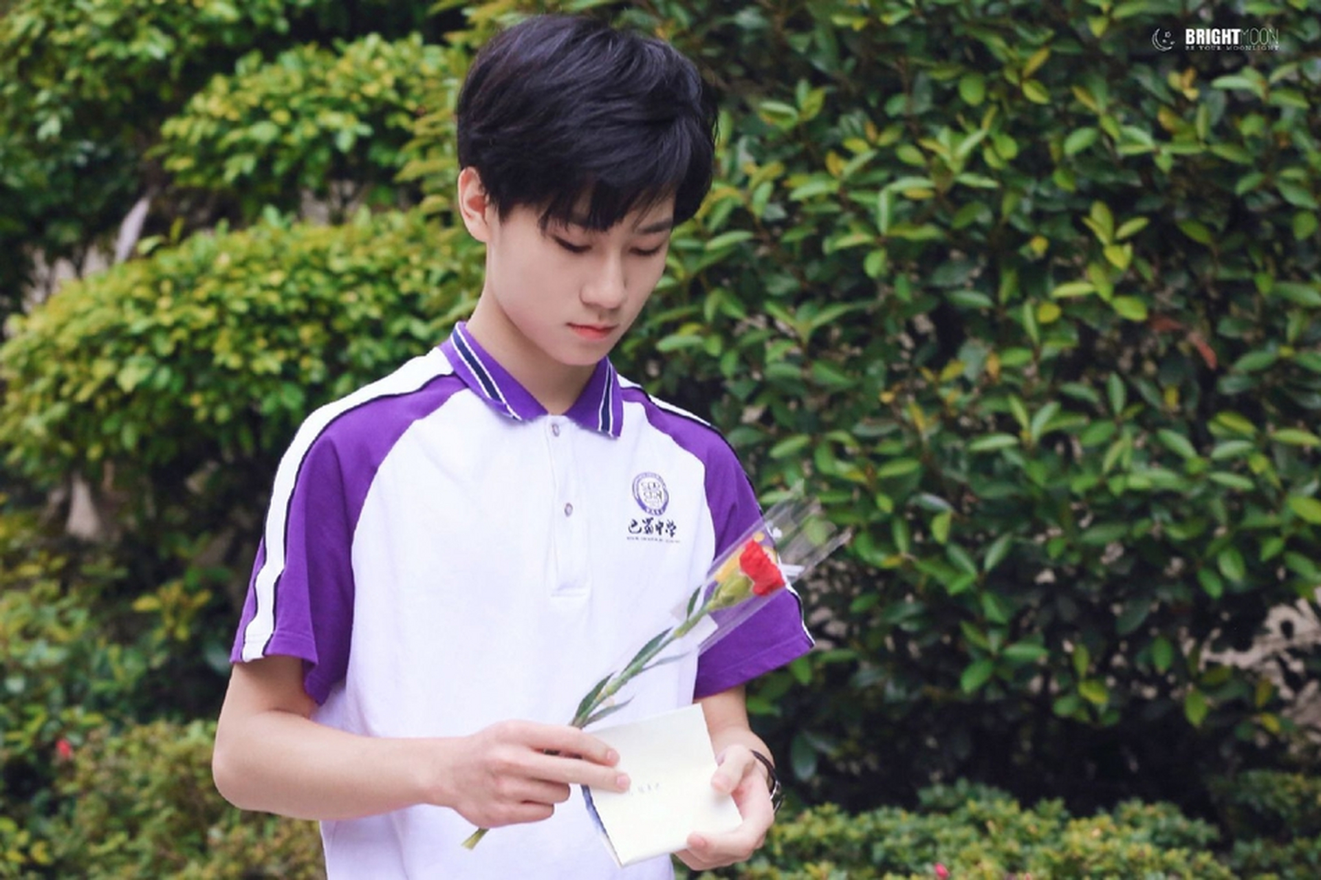 5月25日,网曝一张时代少年团成员张真源的高中毕业照.