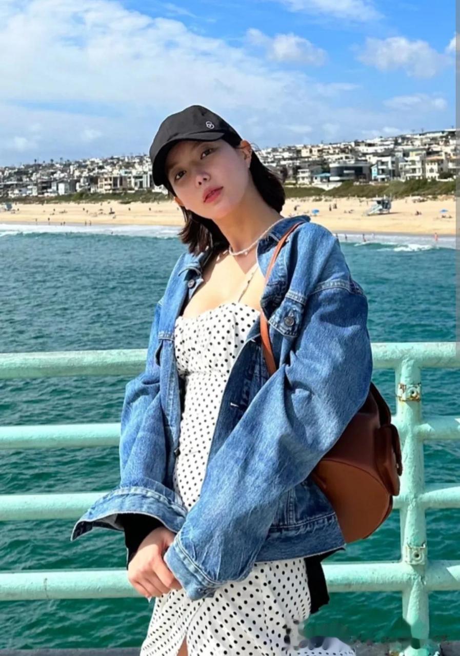 25日,演员林秀香在自己的instagram上写道"我带了很多漂亮的连衣裙