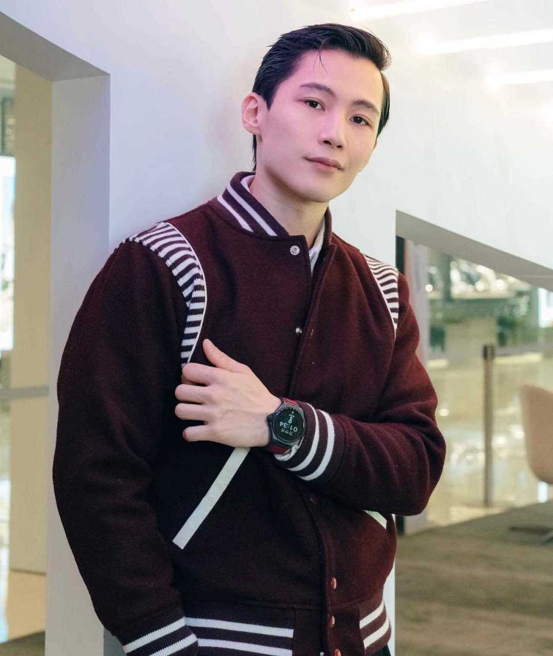 香港著名男星汤镇业的儿子汤君慈近照,他的颜值比年轻时期爸爸还要