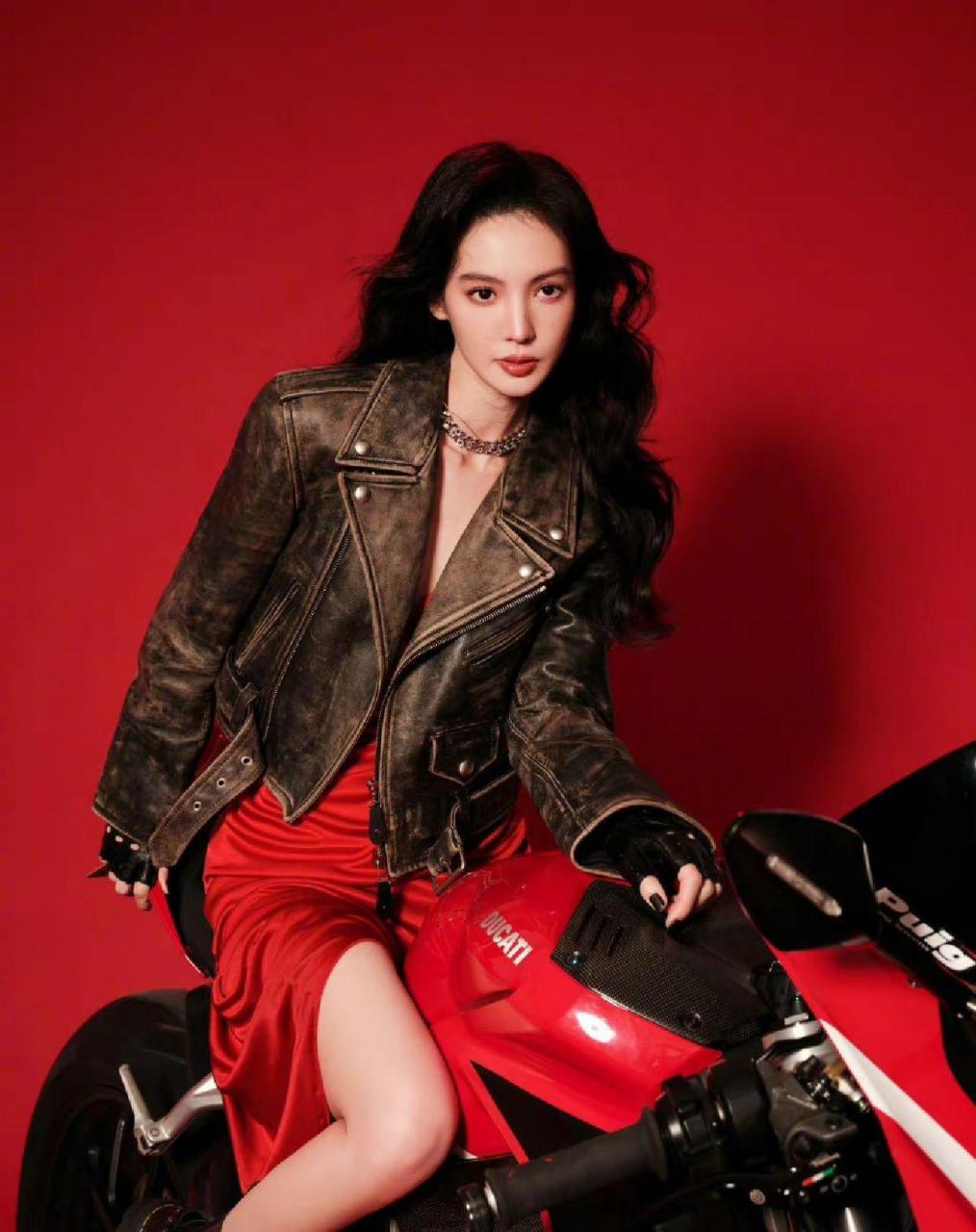 金晨这个机车造型,真的绝了!好酷【得意】