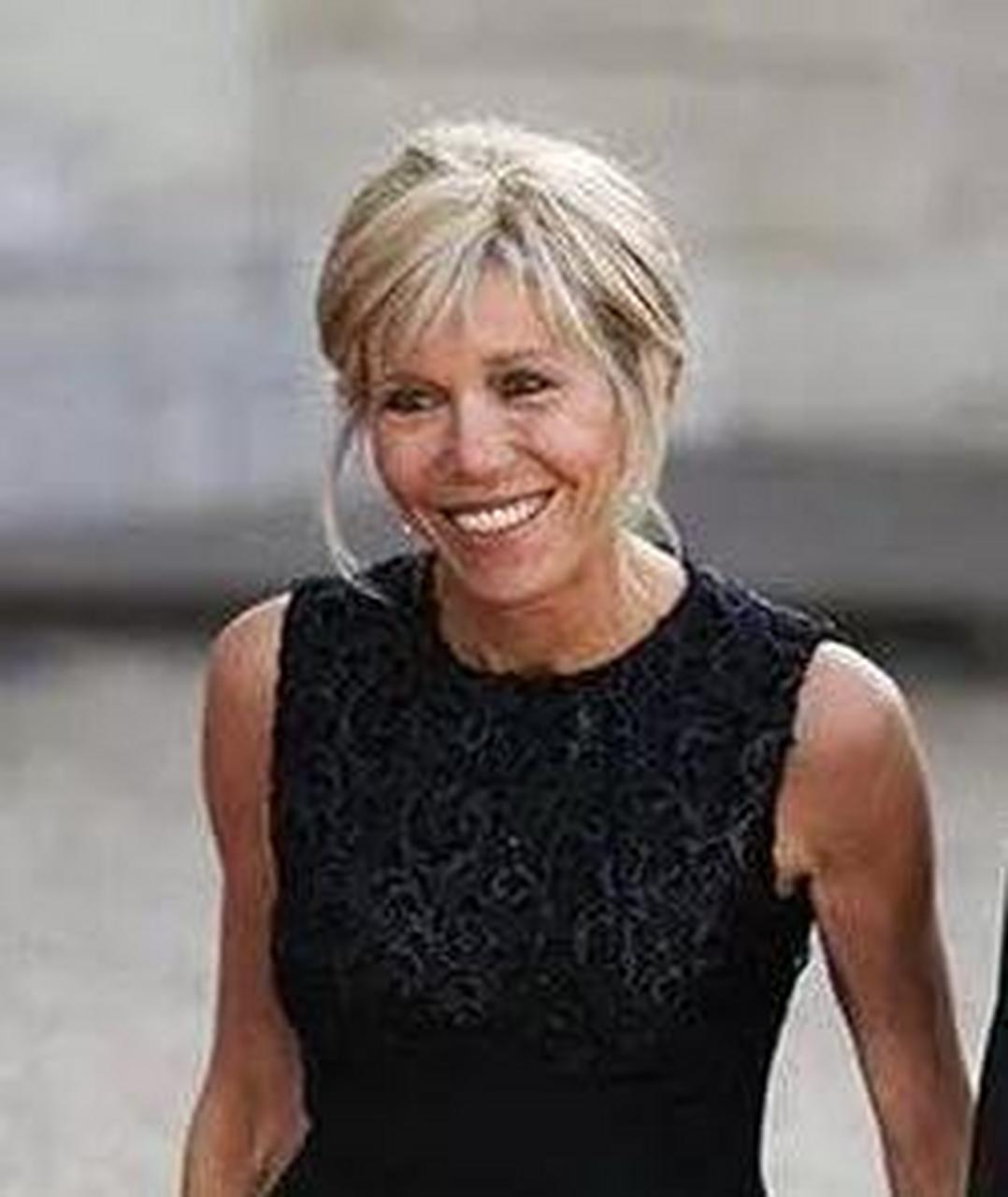 分享图片——法国总统马克龙大24岁的夫人布丽吉特的优雅穿搭美照