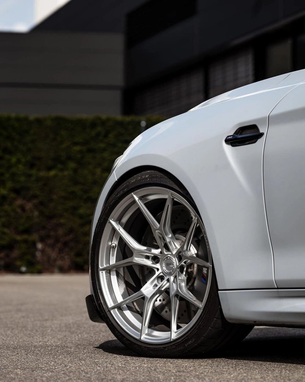 宝马m2c超级轻量化  宝马m2c车型,装备了定制锻造的19寸wf轮毂,前后