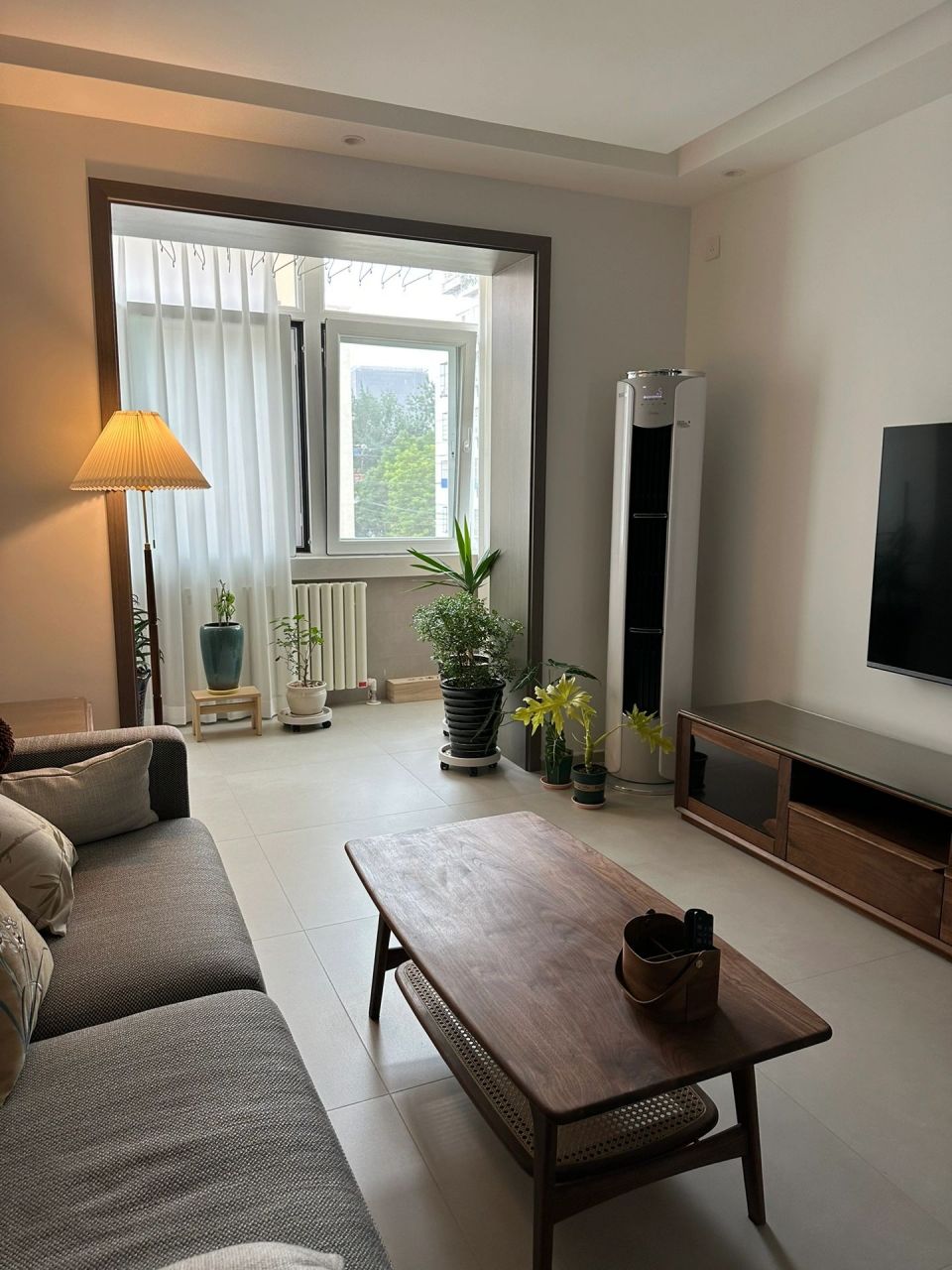 大白墙和胡桃色很配啊 白墙把胡桃木的质感衬托的更加高级～ 简约又有