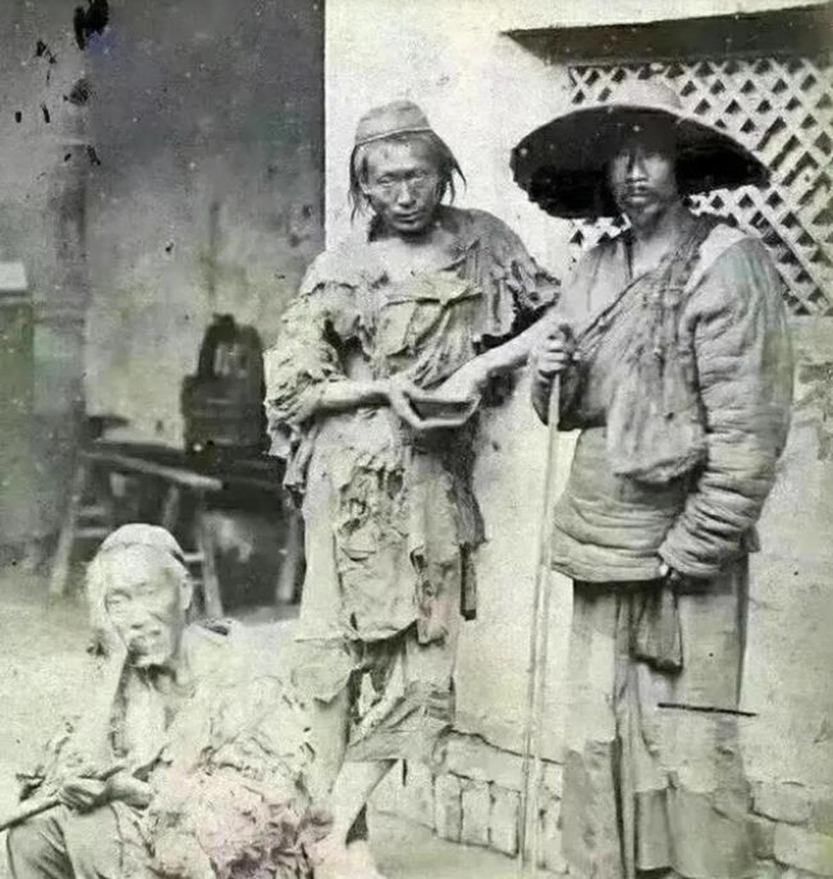 这是清末百姓的样子,不是乞丐,只不过普通穷人,是不是有乞丐的样子?
