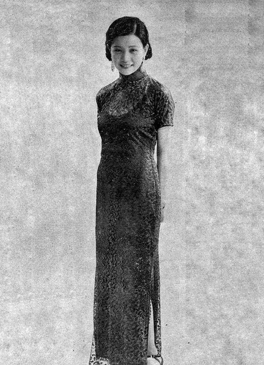 阮玲玉,1925年,年仅15岁,被公子哥疯狂追求,诱骗失身,导致被学校开除!