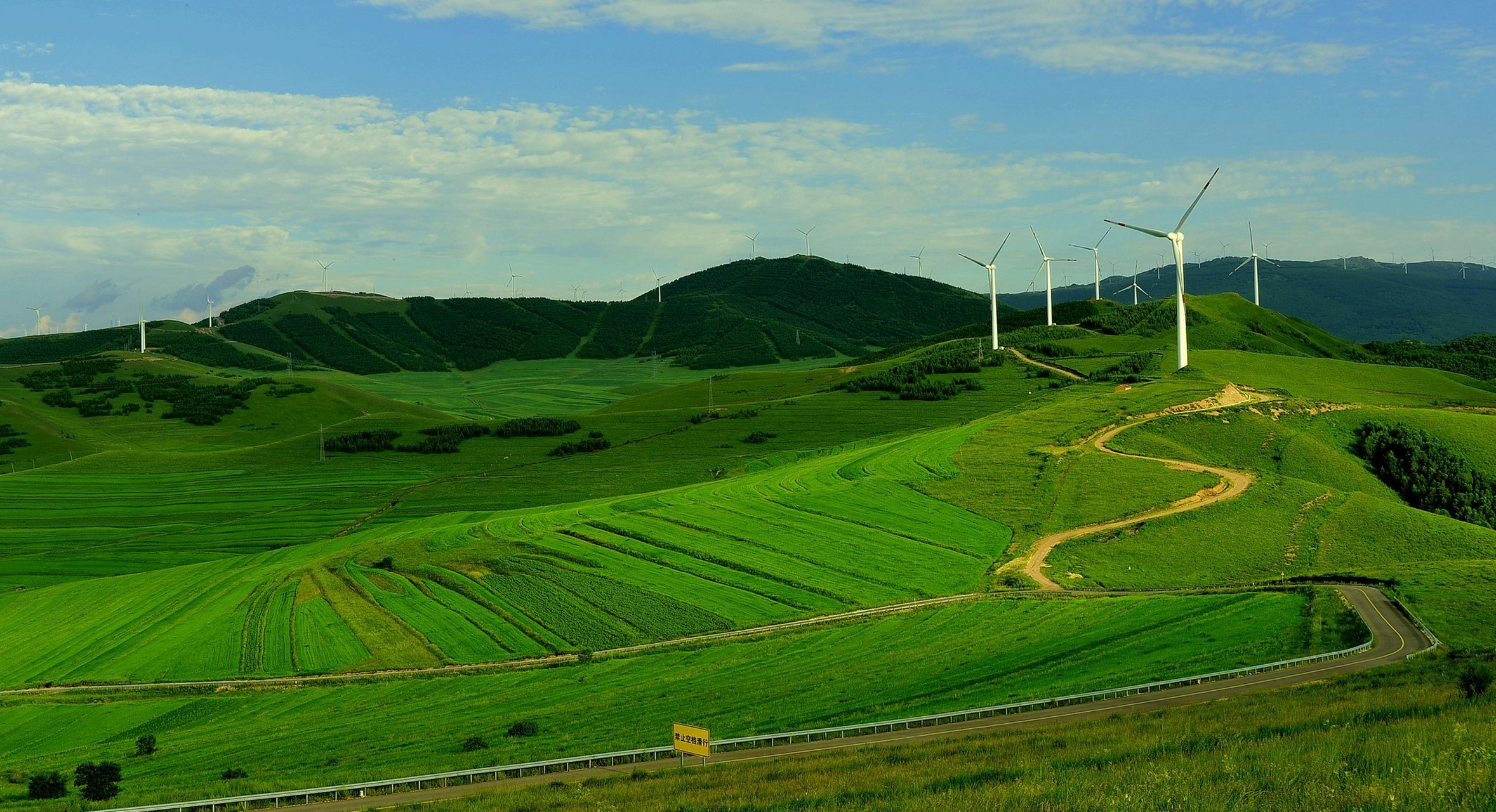 想要感受大自然的美妙与壮观吗?快来张北草原走一走吧!