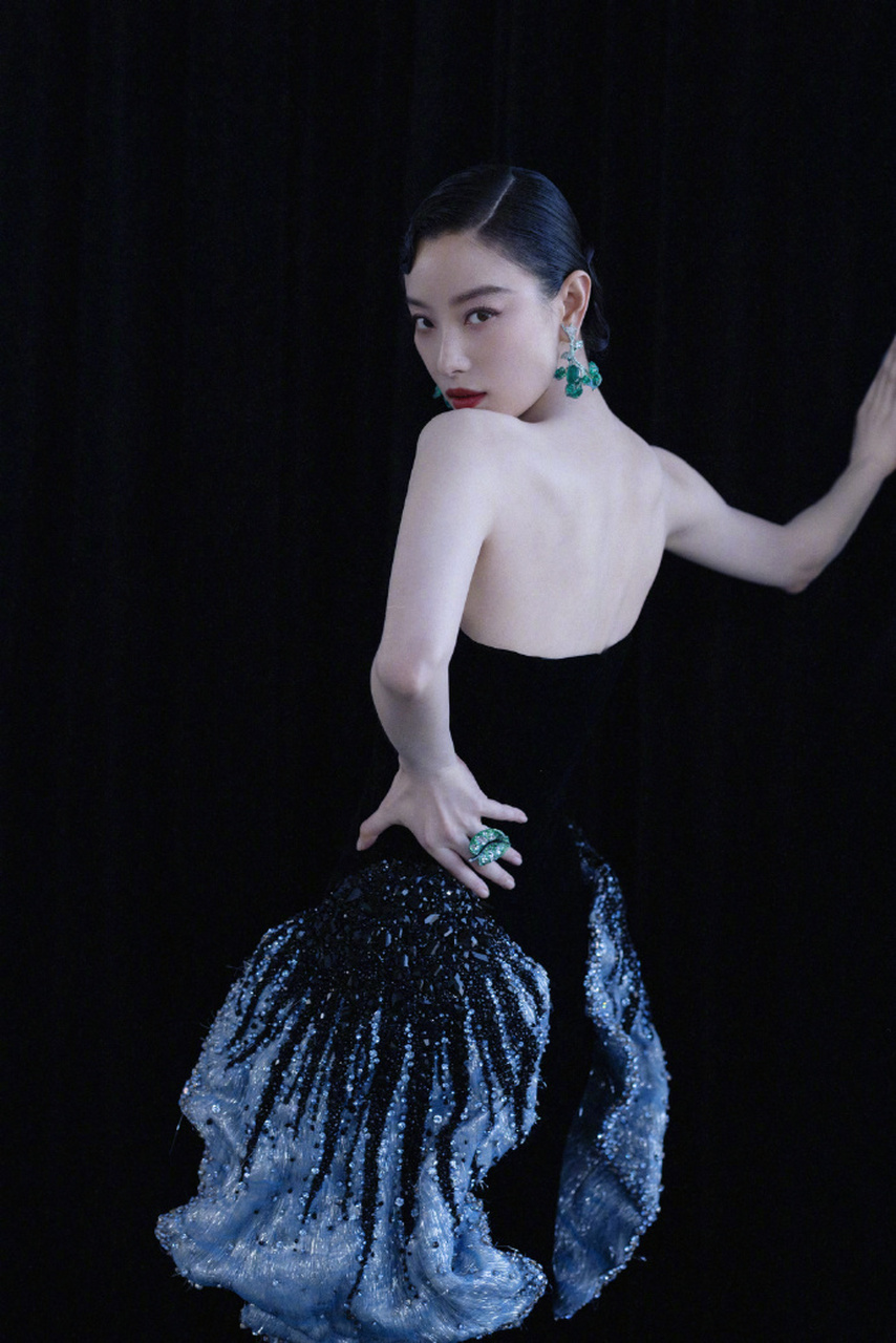 在cindy chao的活动上,倪妮身着miss sohee 2023春季高级定制黑色深v