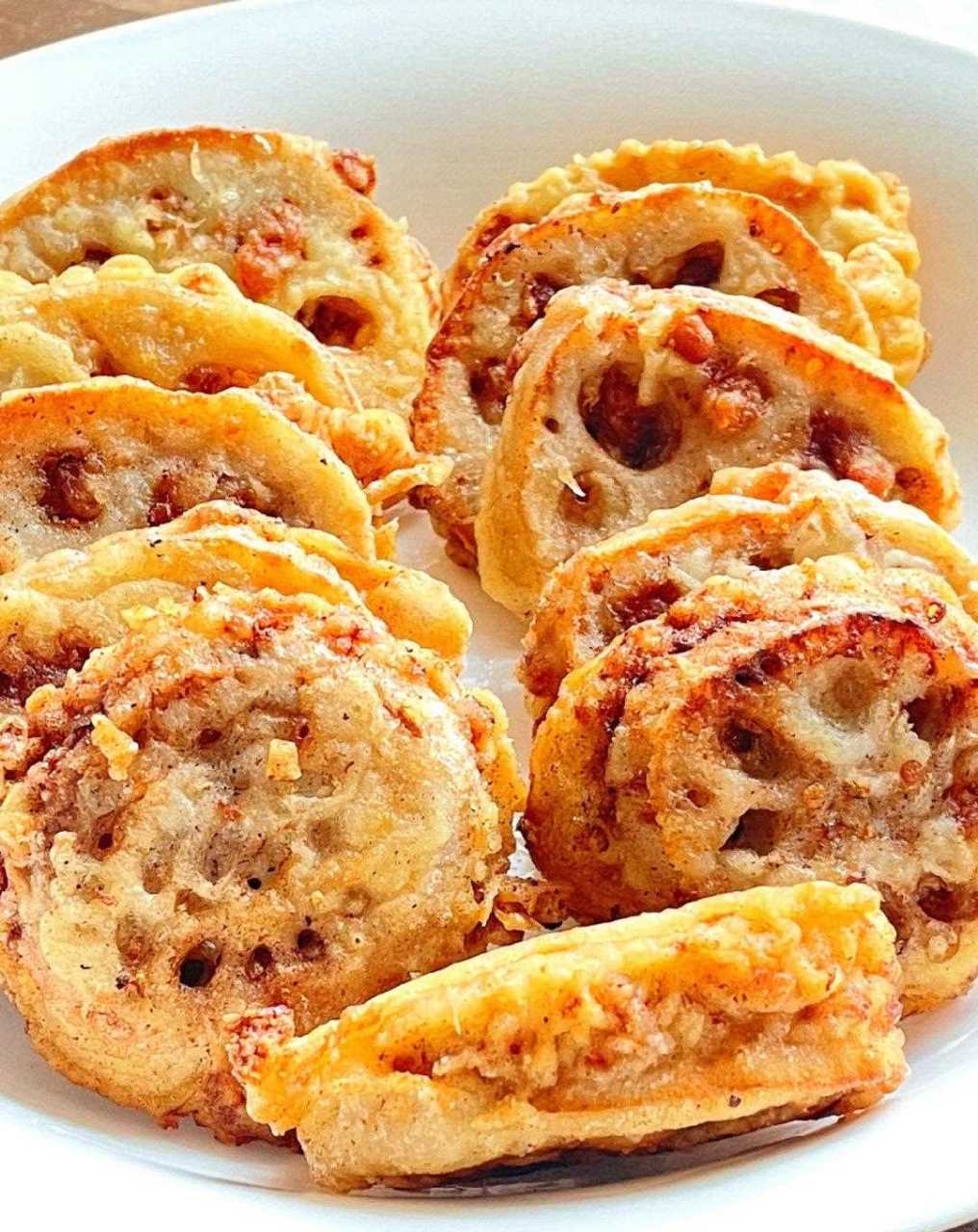 藕夹这样做外脆里嫩不油腻 主料:藕一颗(差不多一斤)肥瘦肉馅1斤[亲亲