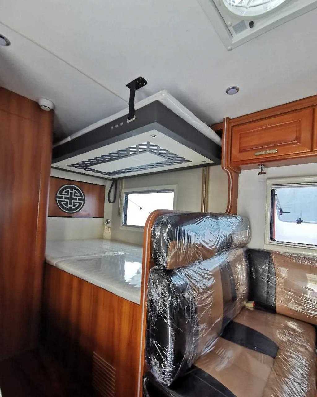 房车行超市新车到店骏驰房车三款新房车下线,分别是上汽大通v90b型