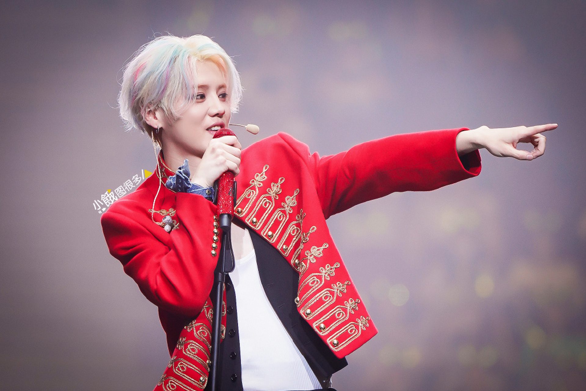 星闻#  鹿晗北京演唱会,彩色的头发特别吸引眼球. #鹿晗彩色头发