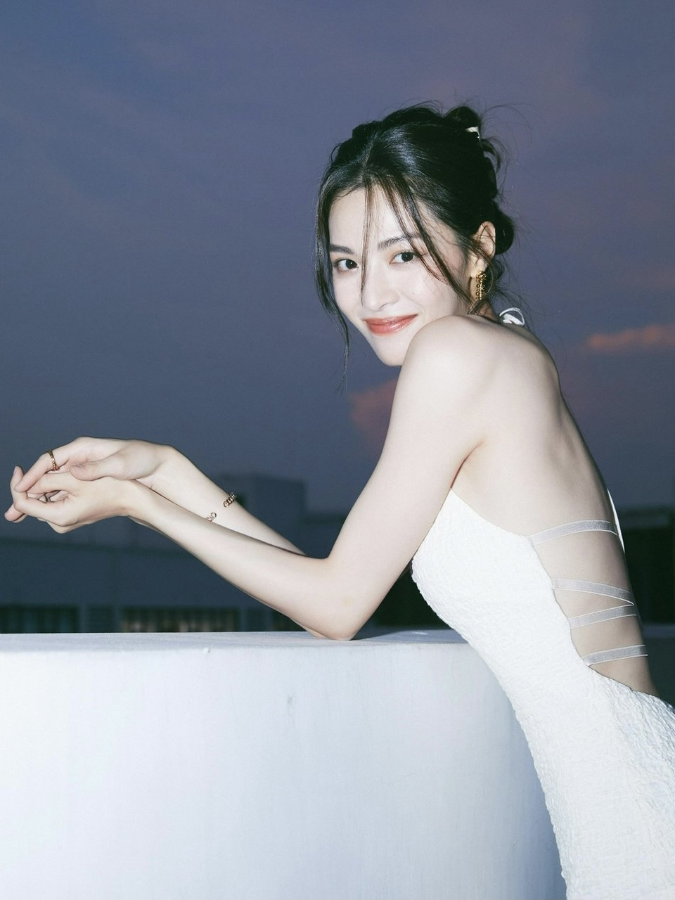 钟楚曦露背吊带长裙,顶楼大展美好s曲线 钟楚曦最新的一组顶楼写真,大