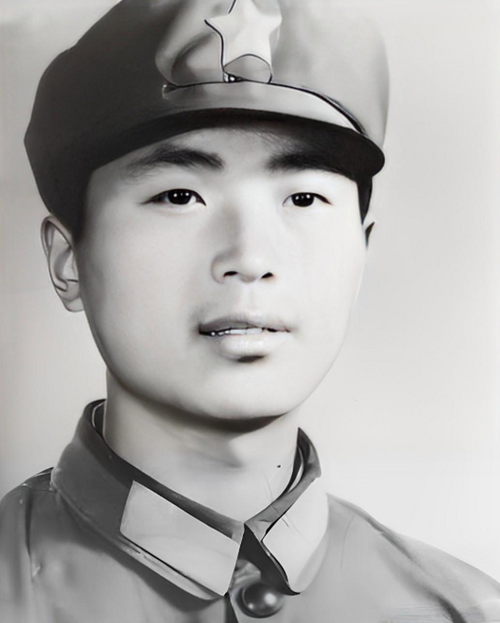 1985年,老山前线的战斗中,顾克路是一名年仅17岁的突击队员.他用手和