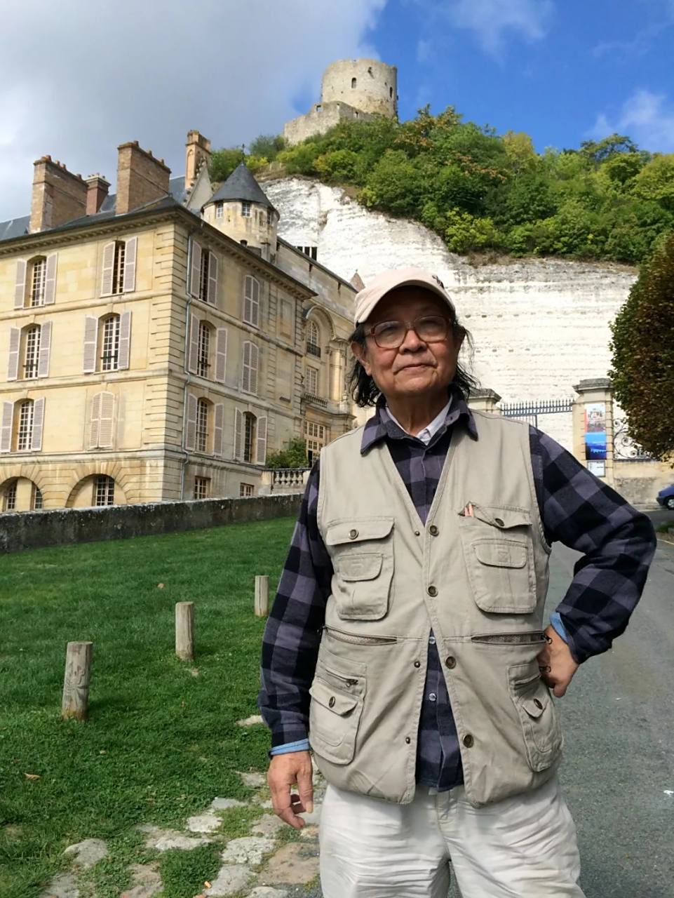 王庆平  1938年生于青岛,20世纪50年代曾受教于中央美术学院附中.