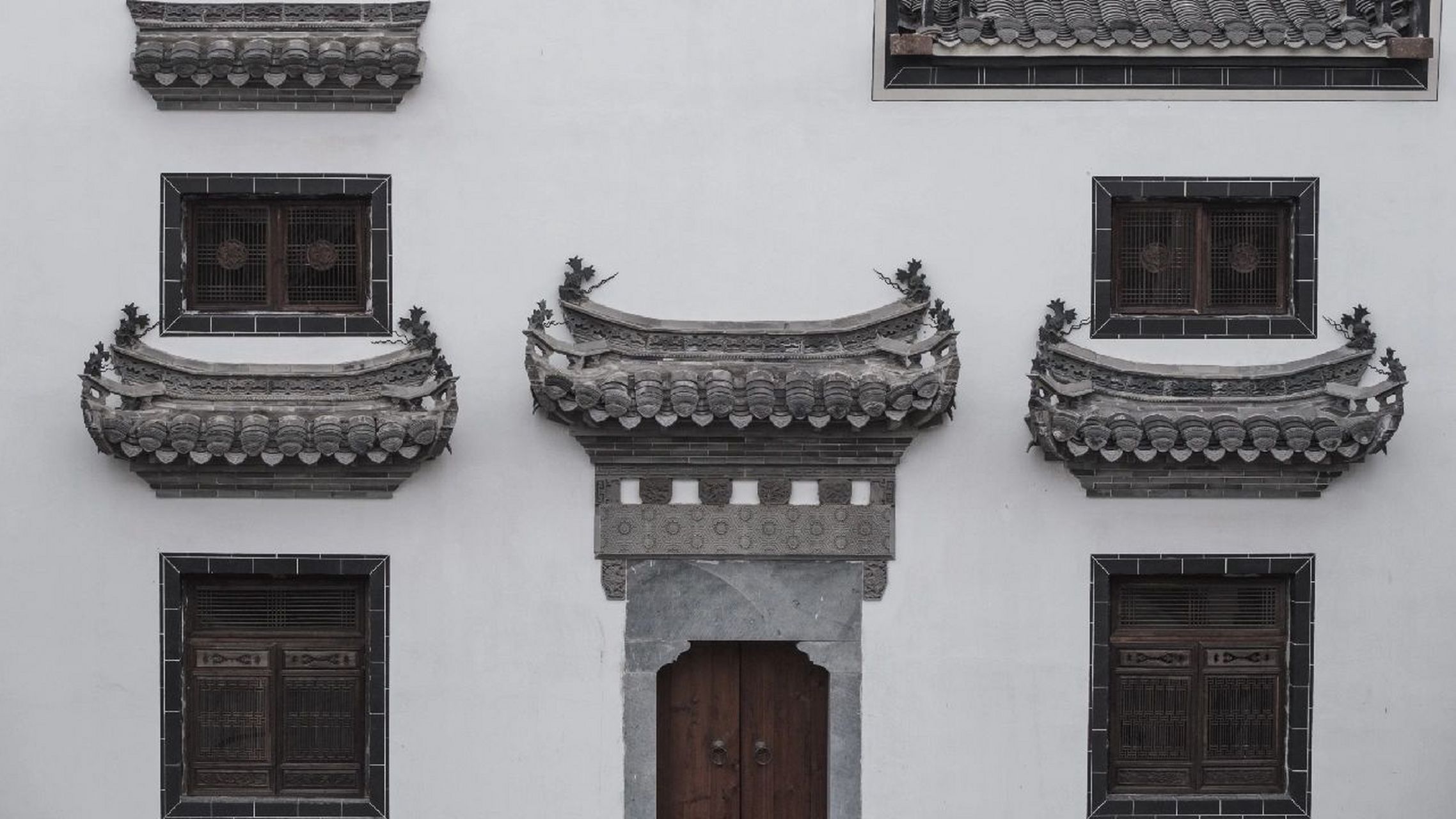 【徽派古建筑详解——鸱吻】 鸱(chī)吻是中国古代建筑屋脊正脊两端