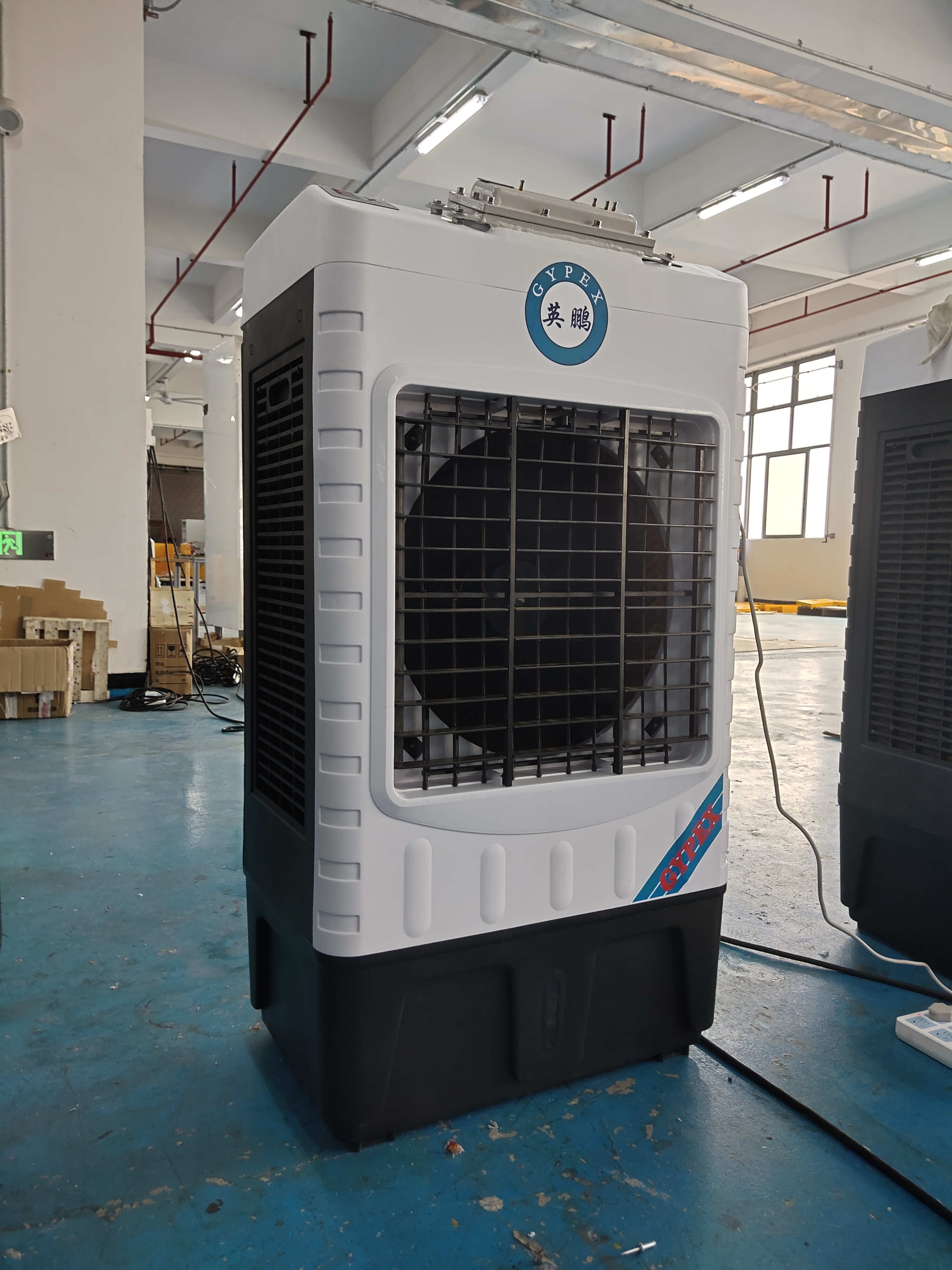 其实,防爆空调就是一种能够抵抗高温,高湿,高电压等恶劣环境的高端