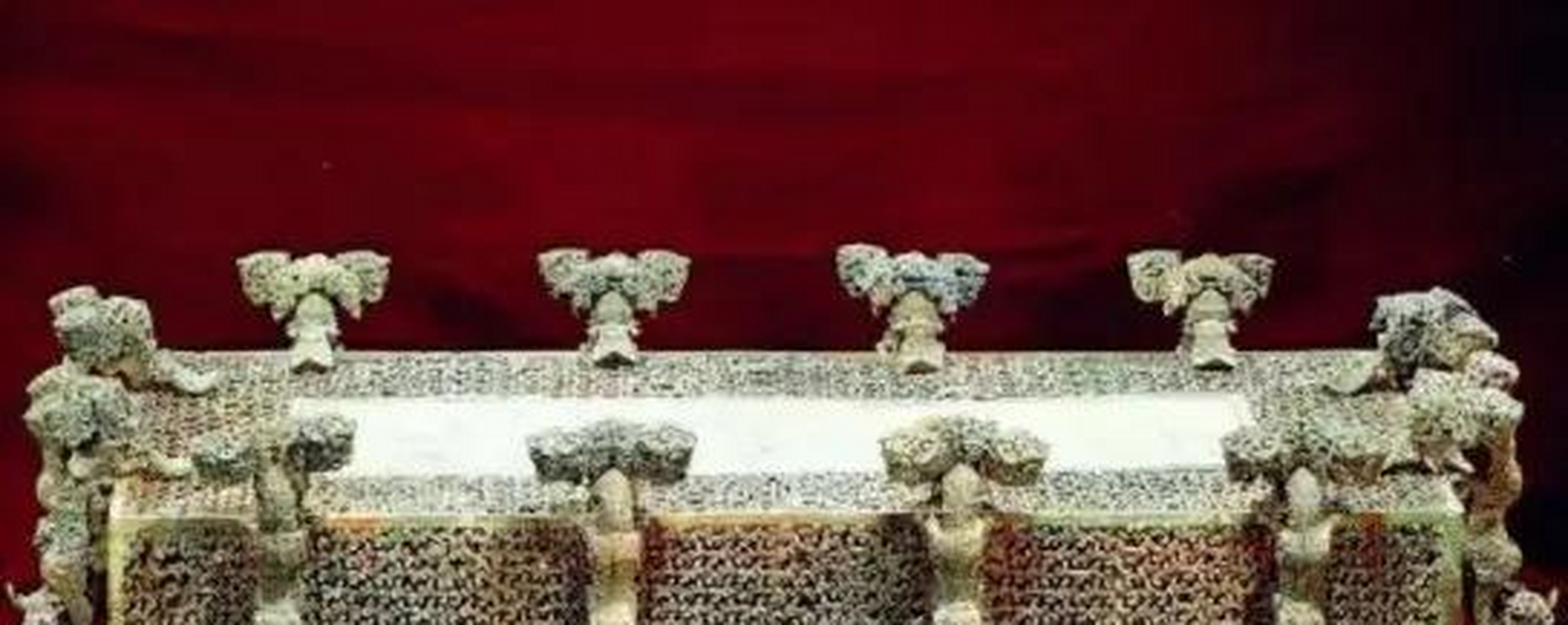 这是我国迄今发现用失蜡法铸造的时代最早的铜器,其工艺精湛复杂,令人