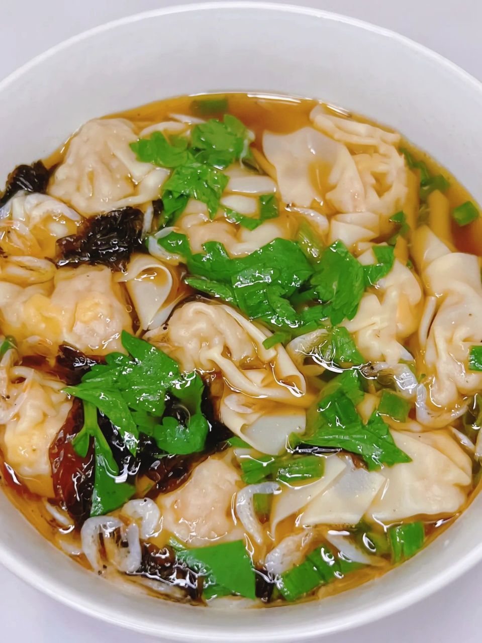 宝子们,猪油馄炖真的太香太香啦!猪油是它的灵魂!嘻嘻!