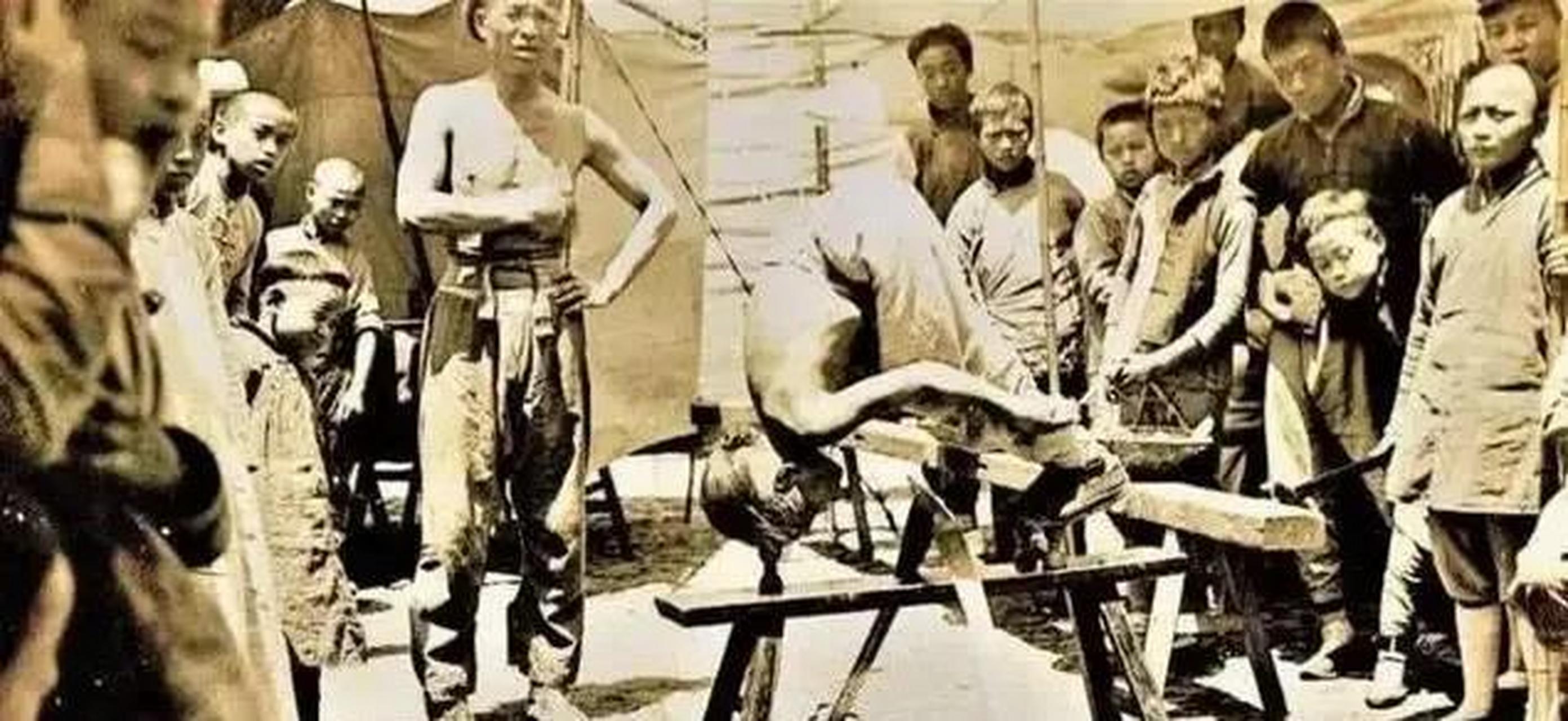 同治年间,两个乞丐在街上耍"人面蛇",这东西下面是蛇的身子,却长了一