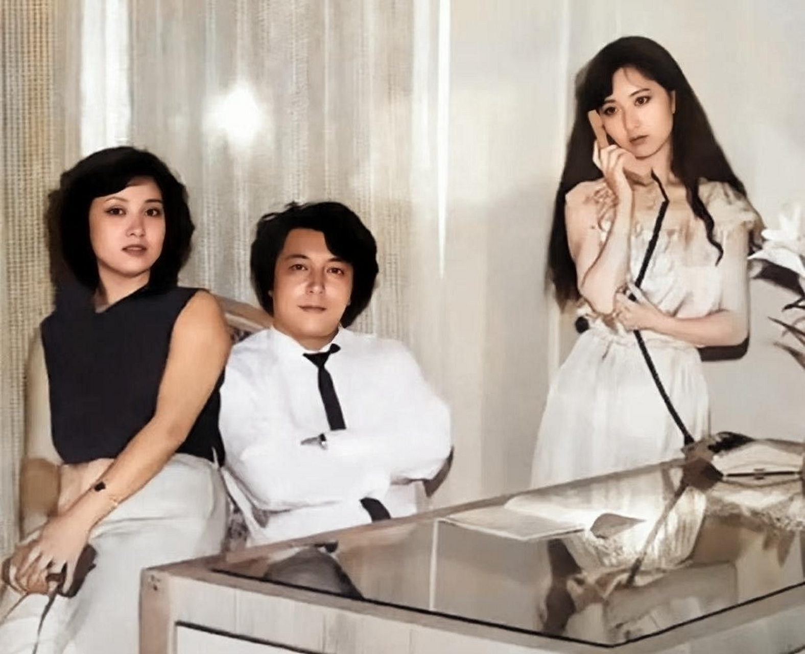 年轻时候的"林妹妹"陈晓旭,"王熙凤"邓婕以及红楼梦编剧周岭的合影