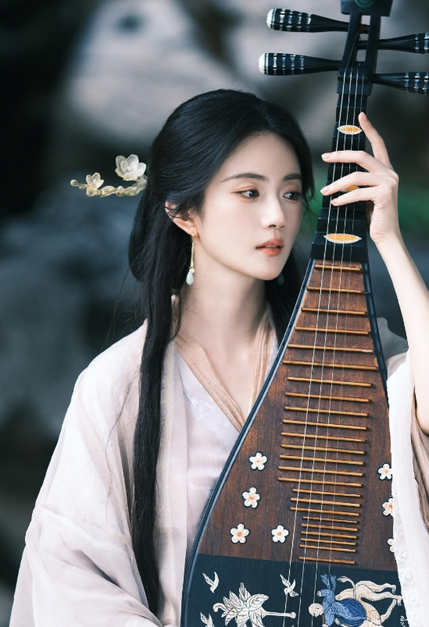 翩若惊鸿,婉若游龙的#赵昕# 一袭素雅透明古装,清新甜美的容颜,五官