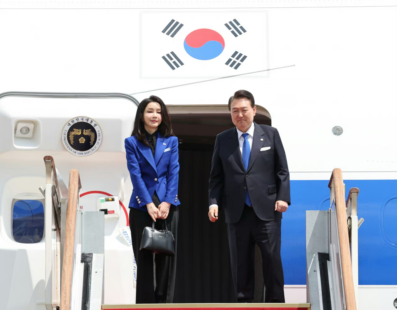 韩国总统尹锡悦和总统夫人金建希,综合近半年的照片,感觉金建希的脸